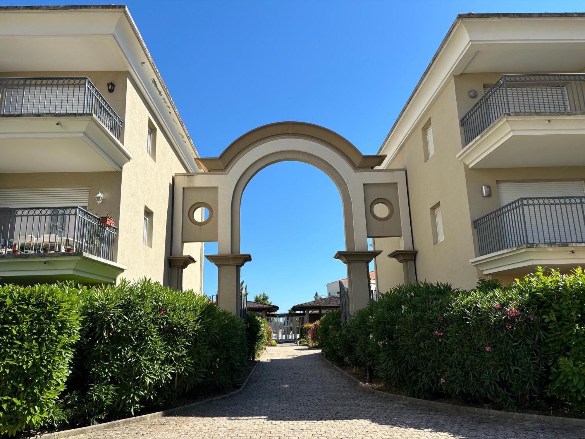 Beachside Apartment With Pool & Garden In Juan Les Pins อองทีบส์ ภายนอก รูปภาพ