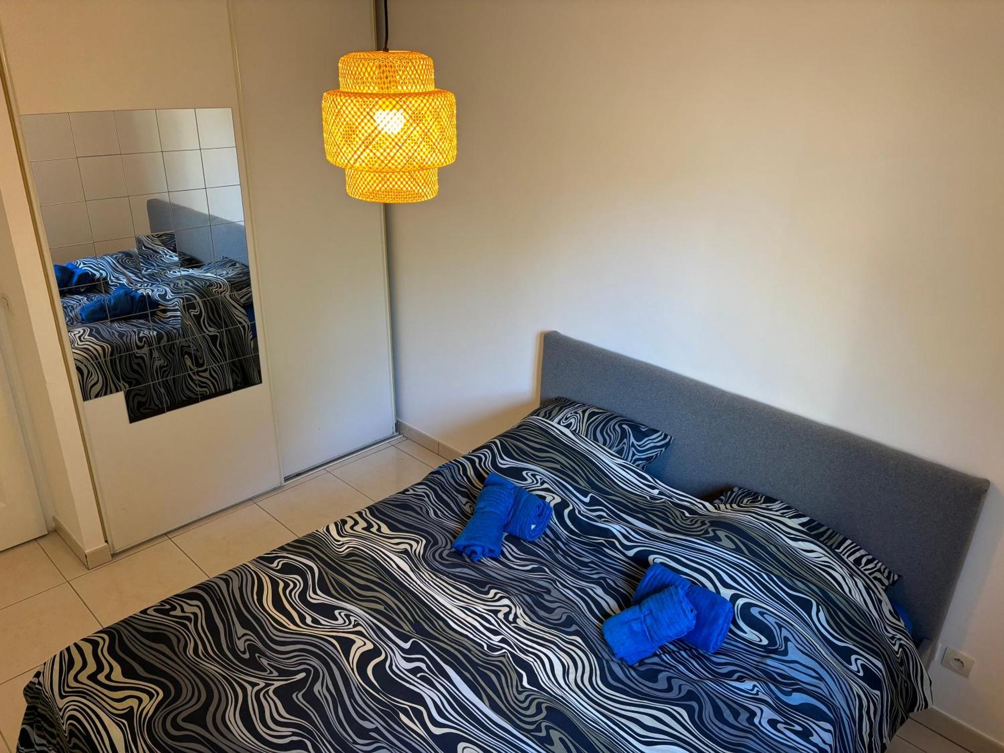Beachside Apartment With Pool & Garden In Juan Les Pins อองทีบส์ ภายนอก รูปภาพ