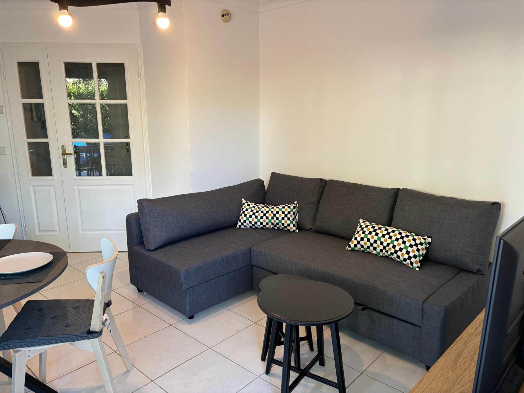 Beachside Apartment With Pool & Garden In Juan Les Pins อองทีบส์ ภายนอก รูปภาพ