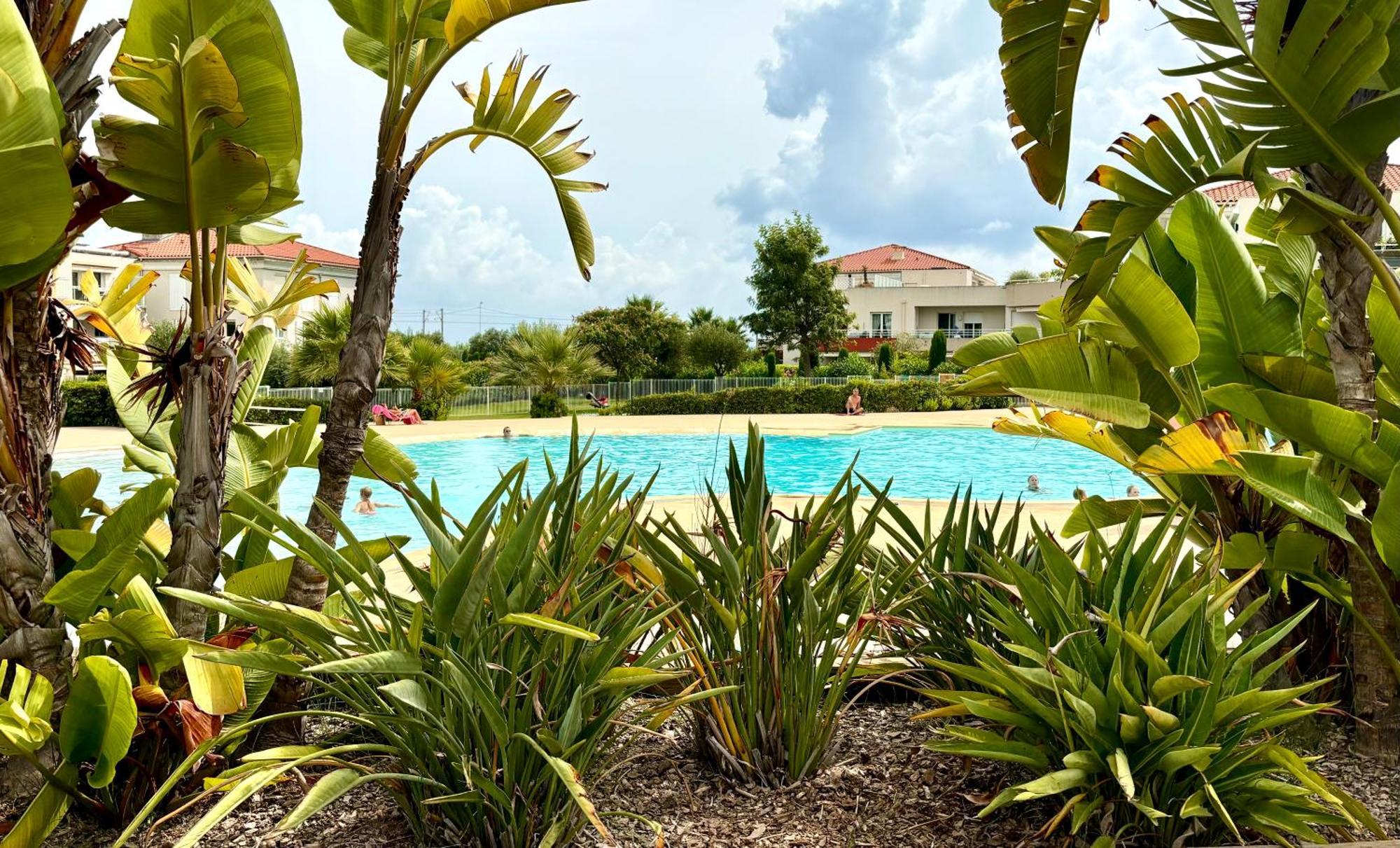 Beachside Apartment With Pool & Garden In Juan Les Pins อองทีบส์ ภายนอก รูปภาพ