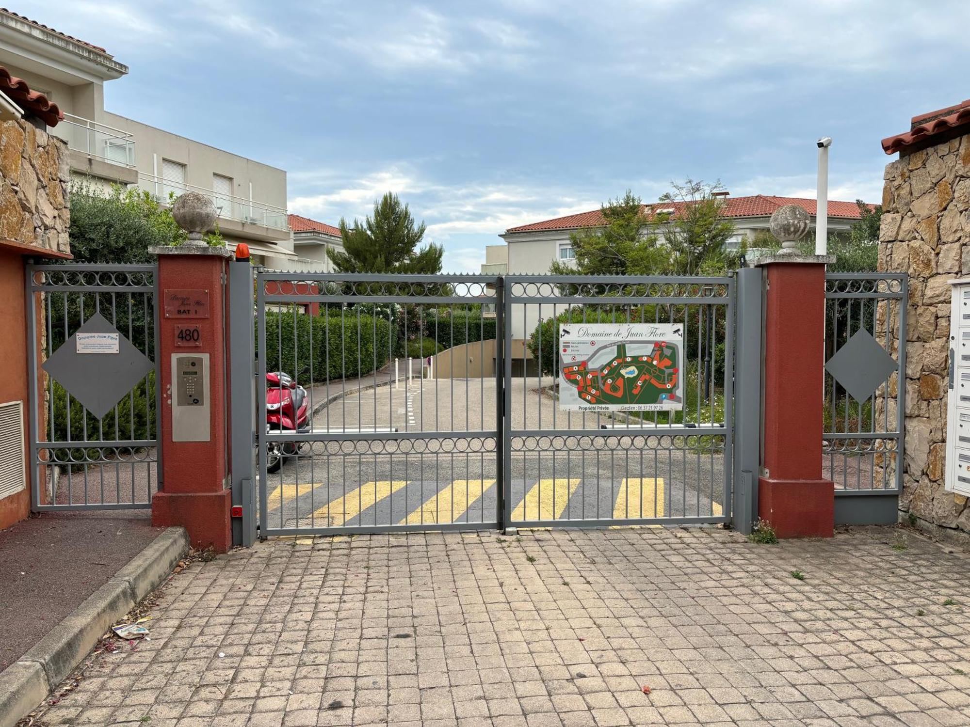 Beachside Apartment With Pool & Garden In Juan Les Pins อองทีบส์ ภายนอก รูปภาพ