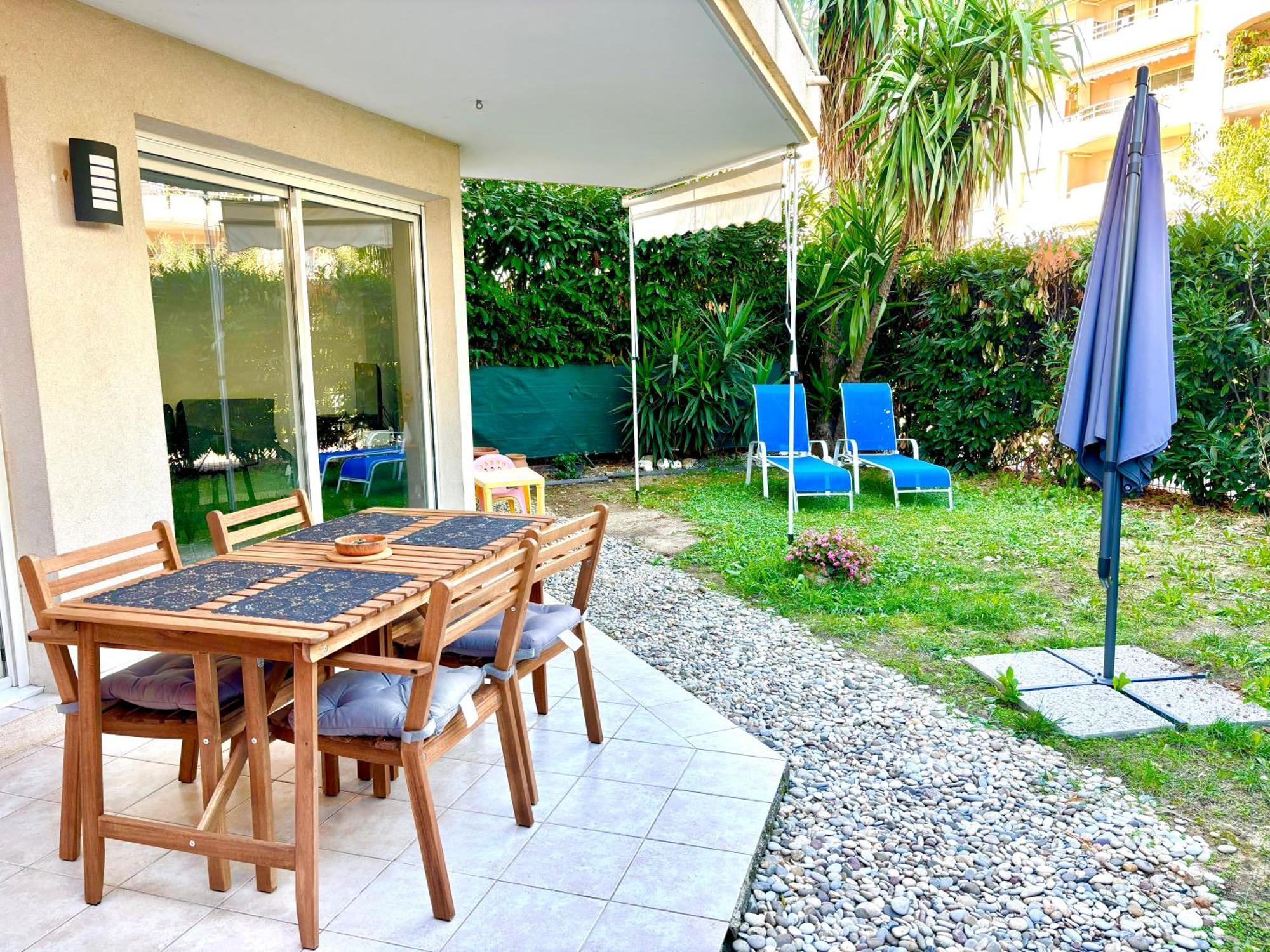 Beachside Apartment With Pool & Garden In Juan Les Pins อองทีบส์ ภายนอก รูปภาพ