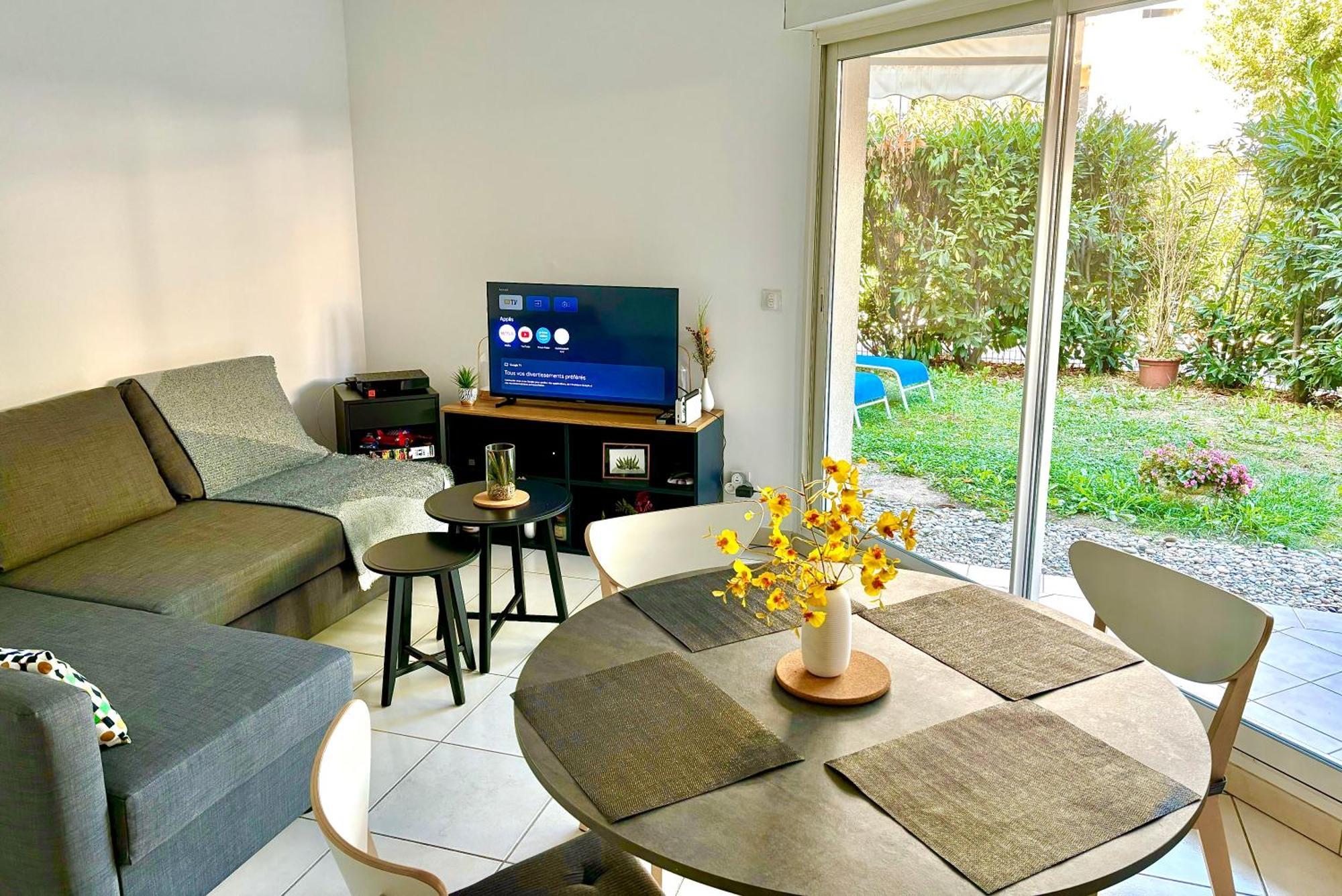 Beachside Apartment With Pool & Garden In Juan Les Pins อองทีบส์ ภายนอก รูปภาพ
