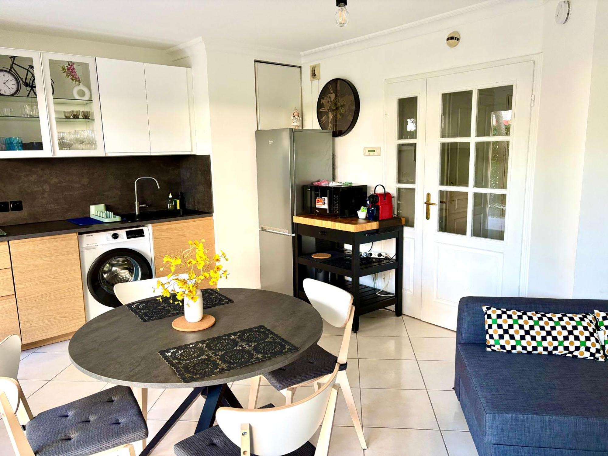 Beachside Apartment With Pool & Garden In Juan Les Pins อองทีบส์ ภายนอก รูปภาพ